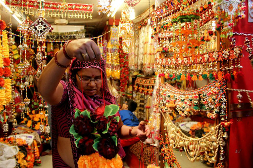 Indijske pijace prepune su kupaca koji pazare dekoracije za svoje domove