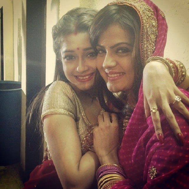 Tina Dutta (Miti) i Vividha Kirti (Ambika)